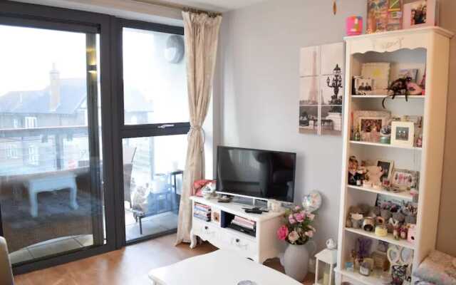 Stylish 1 Bedroom Apartment With Balcony