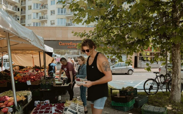 Chic Metro-side Apartment