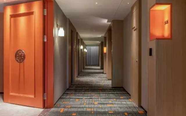 Qionghai Changlong Hotel (Yinhai Zaliang Street)