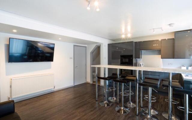 Family Holiday Home With Hot Tub Sleeps 8