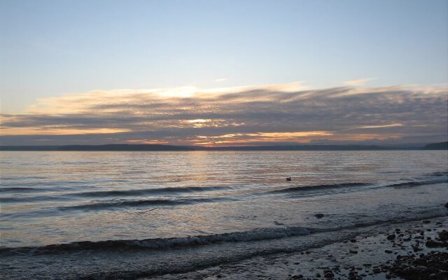 Alki Beach House - Three Bedroom Home with Fireplace