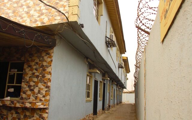 Adesuwa Royal Guest House Abule- Egba
