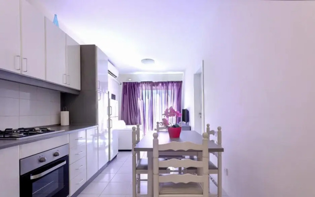 Seaside 2 Bedroom Apt w Side Sea Views - New