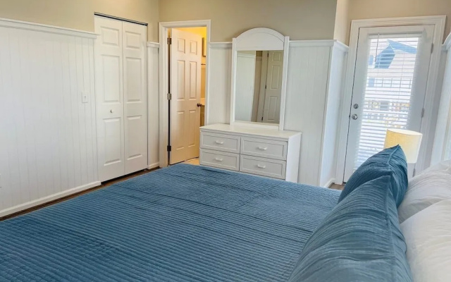 Avalon East- 5 Bedroom Home by RedAwning