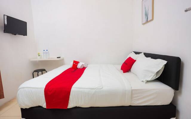 RedDoorz near Plaza Araya 2