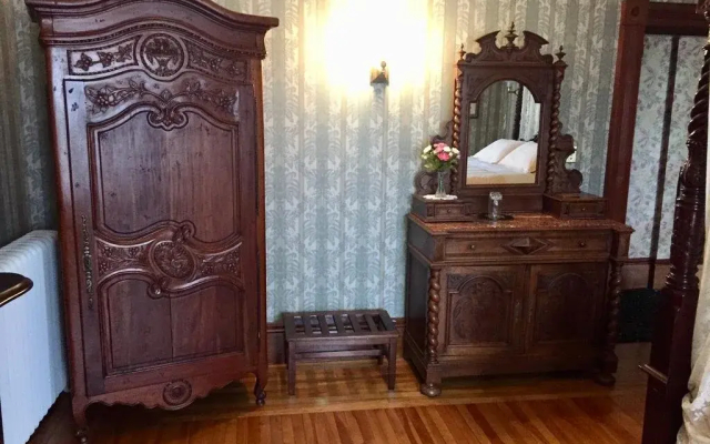 Bread & Roses Inn