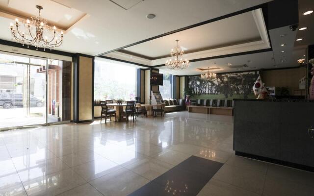 Liv Life Hotel