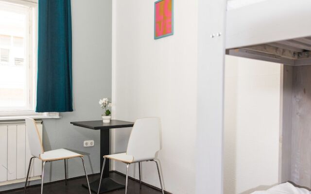 2B Hostel & Rooms