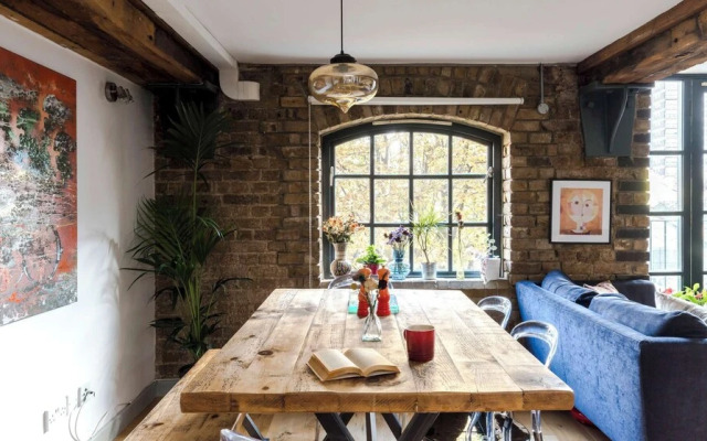 Stunning 2-bed Converted Warehouse - Sleeps 4
