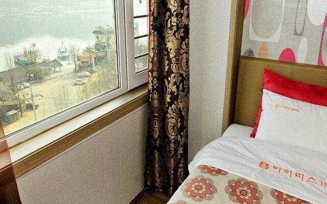 Iris Hotel