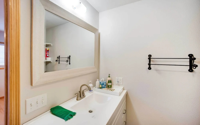 Charming Iowa Abode Near Knoxville Raceway!