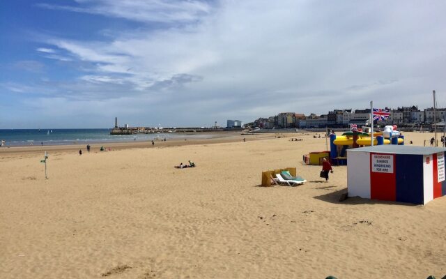5 bedroom Seaside Townhouse Beautifully Renovated
