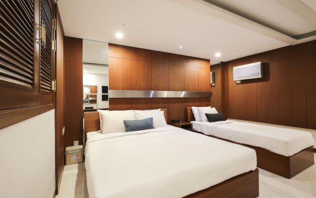 Themepark Tourist Hotel
