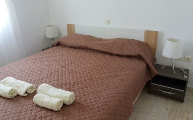 Cafe Greco Studios & Apartments
