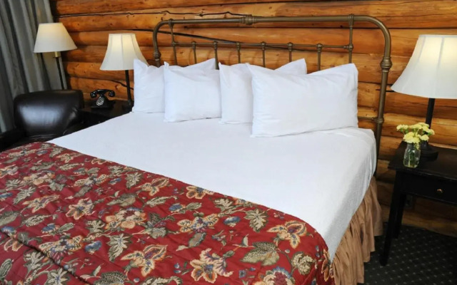 Pike's Waterfront Lodge