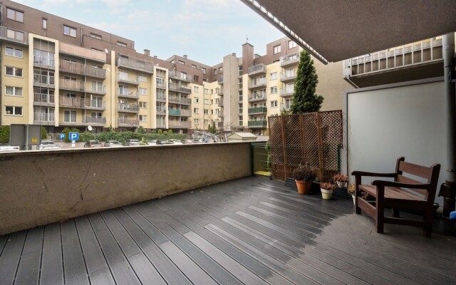 Modern Apartment Terrace by Renters