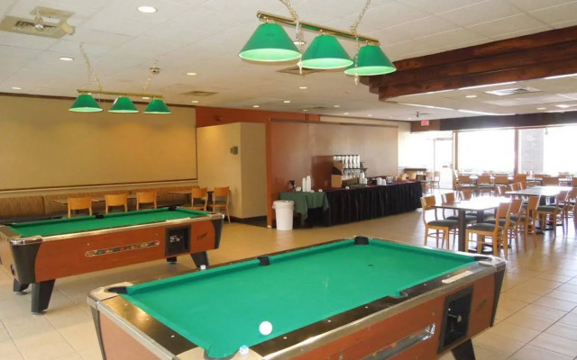 Days Inn & Suites by Wyndham Elyria