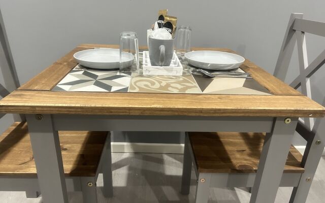 Private Luxury Apartment - Free Parking & Wi-fi