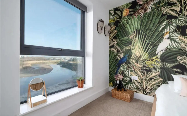 Stunning Riverside View Apartment, near Canary Wharf & O2