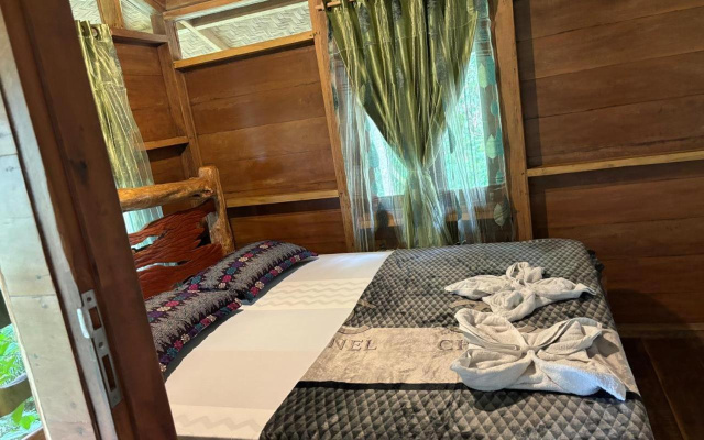 On The Rocks Bungalows, Restaurant and Jungle Trekking Tours - From May to September only stay here – Guest Rooms – Bukit Lawang