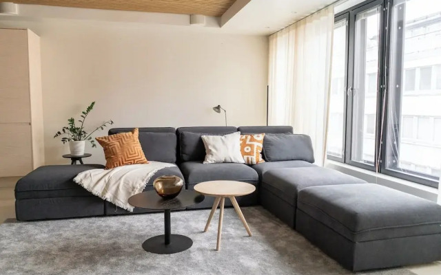 Luxurious 3-Br Apt with Balcony