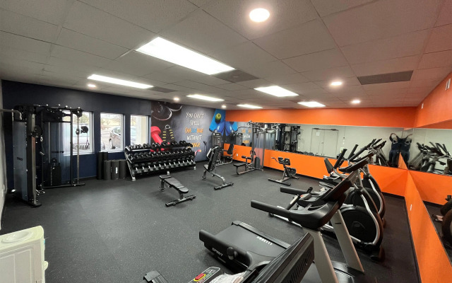 Orangewood Inn & Suites Kansas City Airport