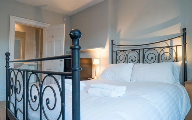 Queen St: Superb Penthouse Flat W/roof Terrace