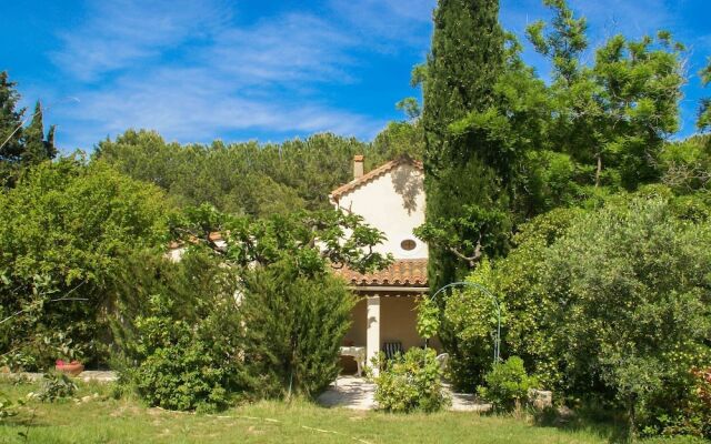 Charming Hunting Lodge near Loupian with garden