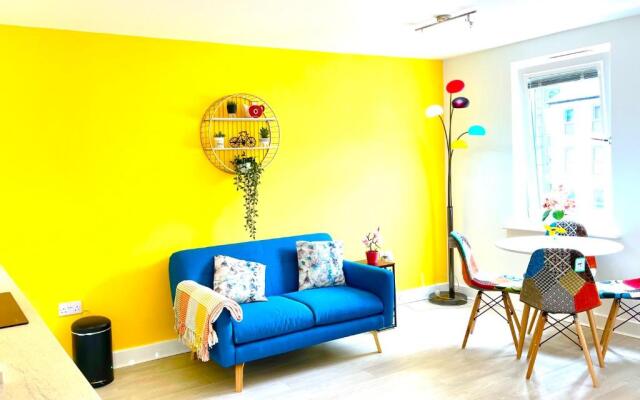 Modern townhouse, Sleeps 4 with parking