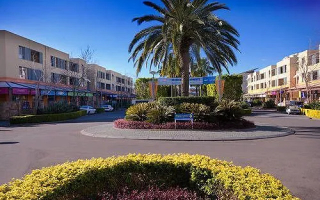 Homebush Bay Self-Contained Modern Two-Bedroom Apartments (BEN)