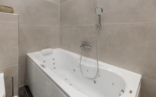 SUPER CENTRAL 2BR-2BT with Balcony&View&Sauna&Jacuzzi