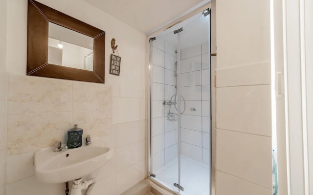 Stylish 3-bed House With Free Parking & Wifi