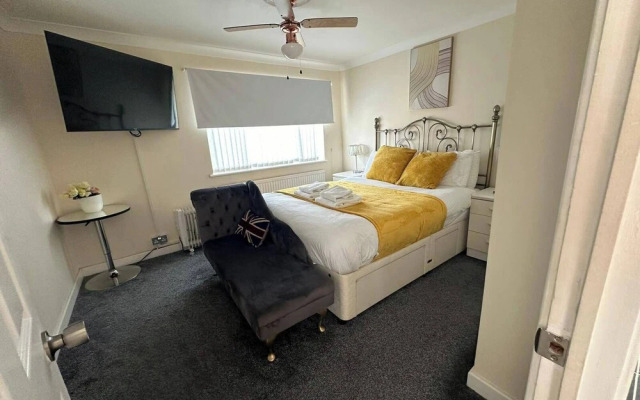 4 Bedroom Seaside House in Clacton-on-sea Sleeps 8