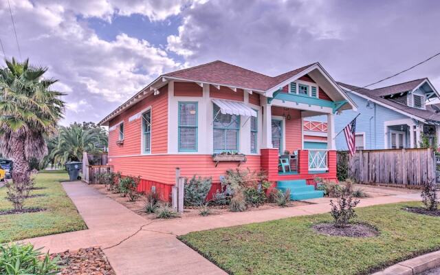 Bright Texas Retreat Near Pleasure Pier & Beach!