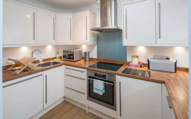 Spacious 2 bed Sleeps 5 With Parking nr Chelsea