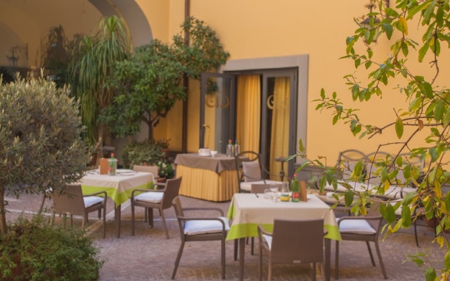 Le Cheminee Business Hotel