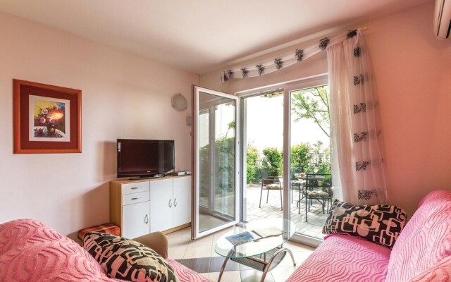 Amazing Apartment in Makarska With 2 Bedrooms and Wifi