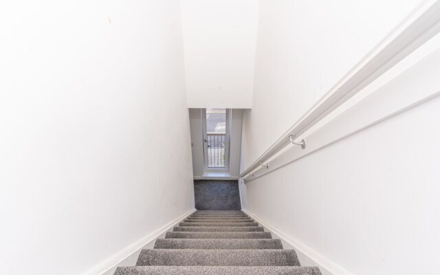 Charming 3-bed House in Glasgow With Free Parking