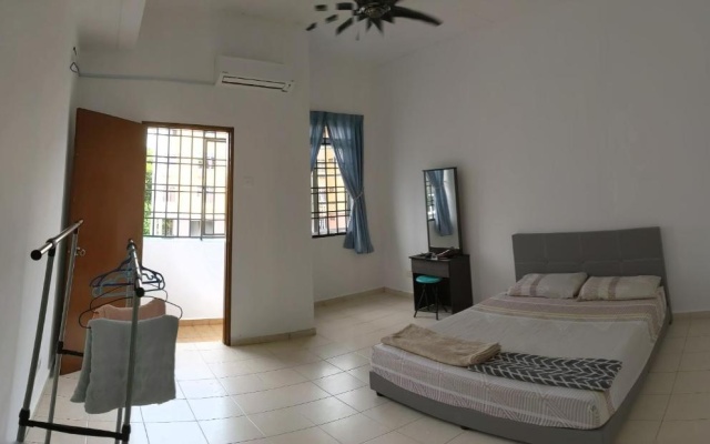 Johor Bahru 6 Bedrooms Corner House: Big & Comfort – Guest Rooms – Johor Bahru