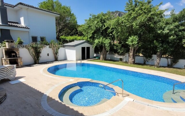 Immaculate 4-bed Villa With Large Garden and Pool