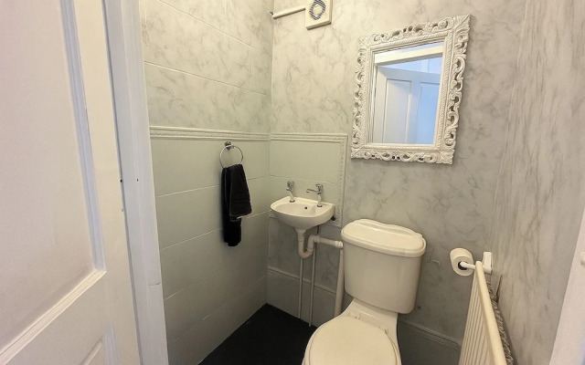 Spacious 5 Bedroom House in Swansea