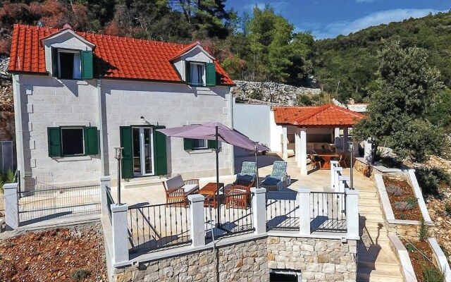Beautiful Home in Pucisca With 3 Bedrooms and Wifi