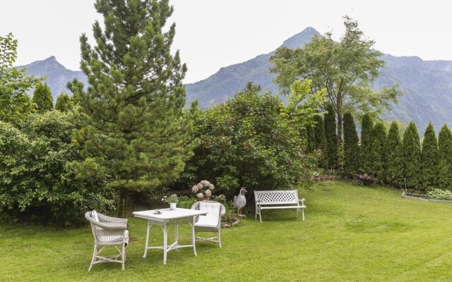 Holidaysun, Chalet Foresthouse, Detached Villa, 1000 qm garden, mountainview, whirlpool, BBQ&bikes&sunbeds for free