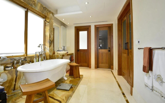 Ocean View 5-bedroom Fully Staffed Tropical Villa