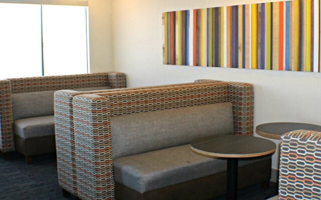 Holiday Inn Express & Suites Plainview by IHG