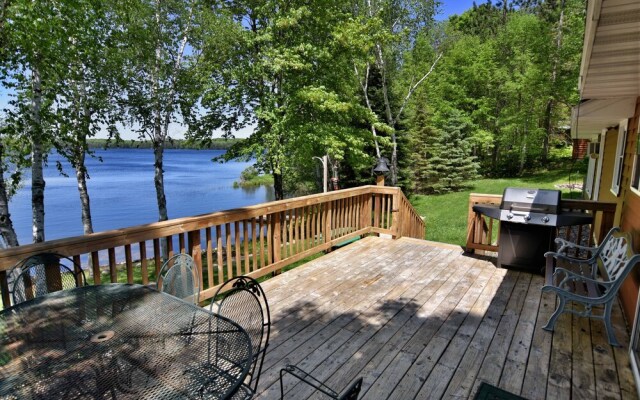 Butler's Bay Teal Lake 4 Bedroom Hotel Room by RedAwning