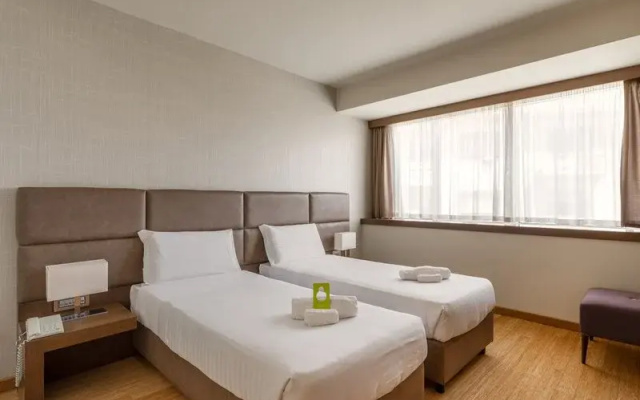 Nh Crystal Hotel