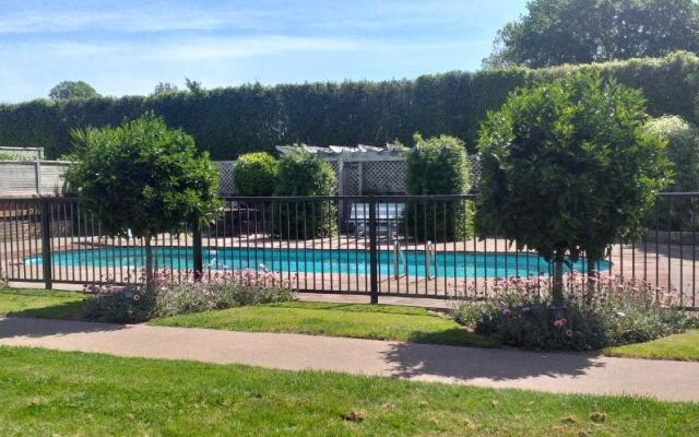 The Pool House, Romantic Country, King Bed