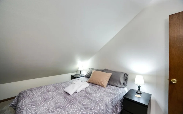 68sw - Fireplace - Washer/dryer - Dishwasher- Sleeps 4 2 Bedroom Home by RedAwning