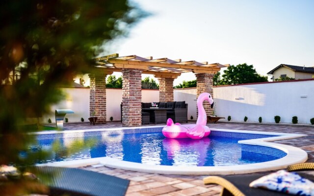 Villa Mary with pool and Sauna